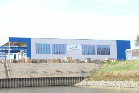 World’s largest façade installed with organic photovoltaics in the port of Duisburg Installation of HeliaSol at Duisport01 M