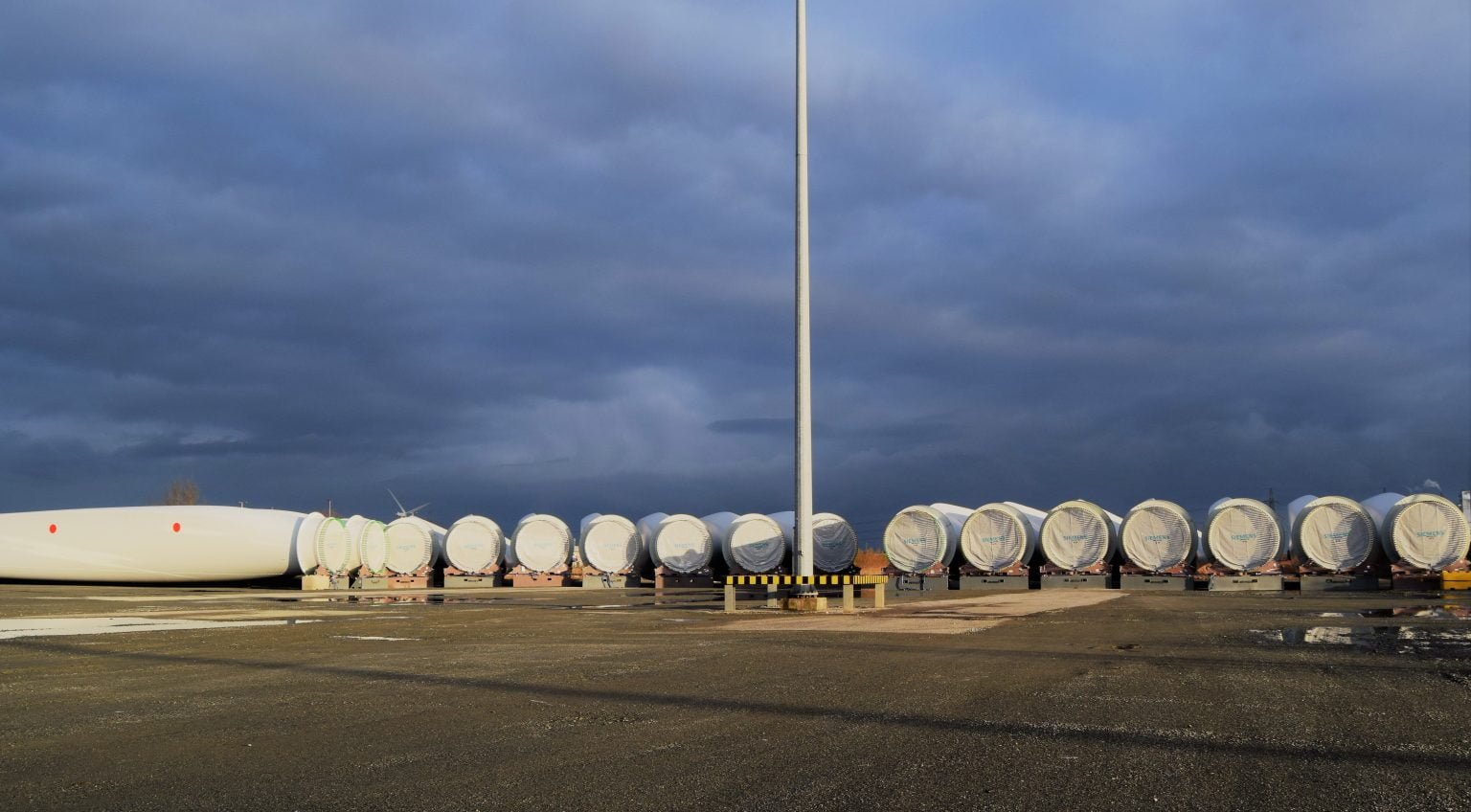 Siemens blade storage site on King George Dock scaled