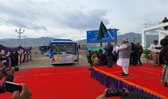 Union Minister Manohar Lal flags off NTPC’s Green Hydrogen busses at Leh